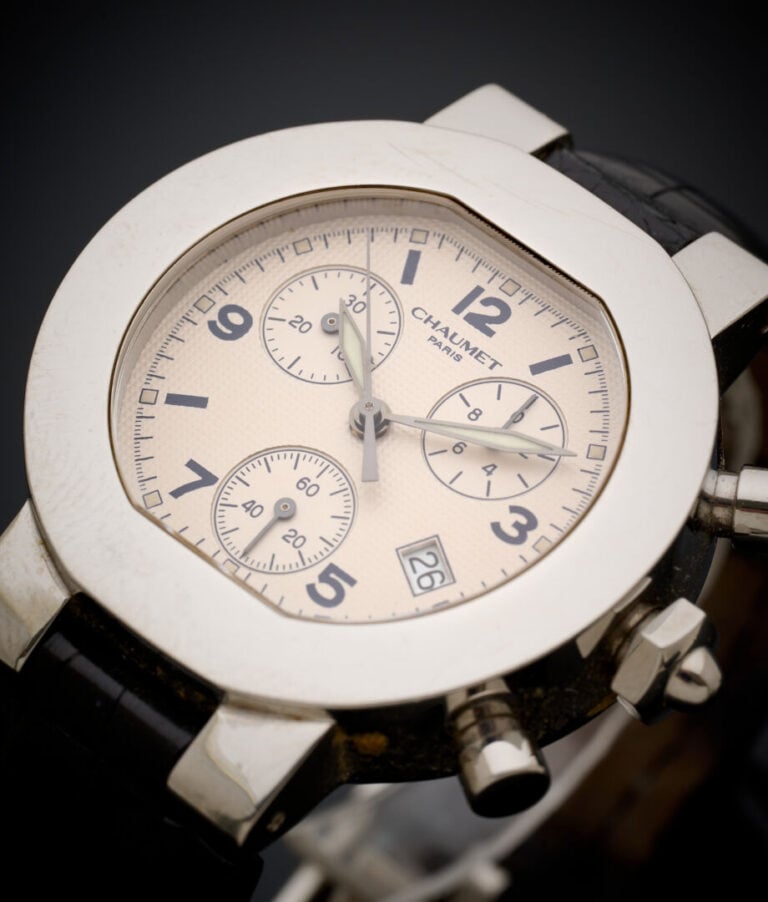 CHAUMET - BRACELET MONTRE arrondie chronoggraphe, en acier. - Cadran gauffré cr…