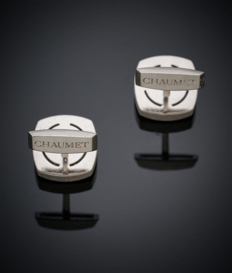 CHAUMET - Paire de BOUTONS de MANCHETTES en or gris (750‰) orné de bois entouré…