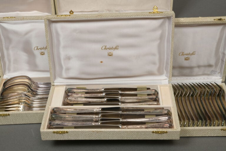 CHRISTOFLE - Ménagère en métal argenté modèle filet - contour comprenant : - -…