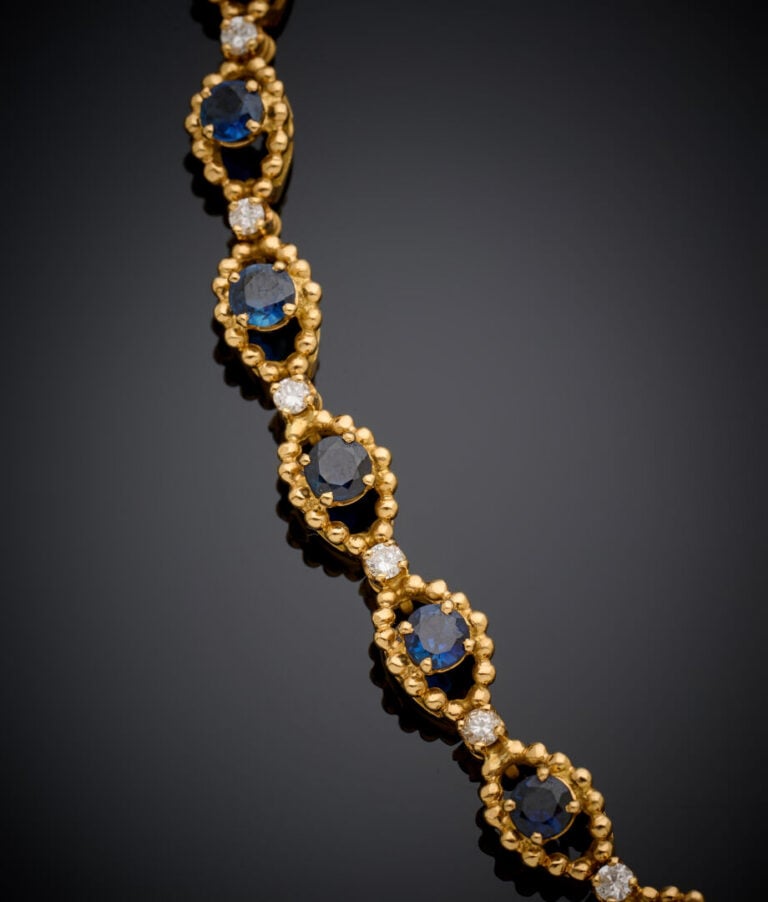 COLLIER articulé en or jaune (750‰) à maillons navettes ajourés et granulés, se…