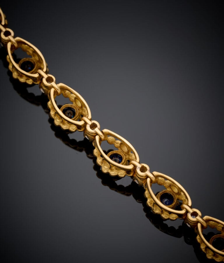 COLLIER articulé en or jaune (750‰) à maillons navettes ajourés et granulés, se…