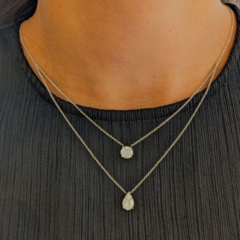 Collier chaînette en or blanc (750 ‰) retenant deux motifs circulaires de forme…