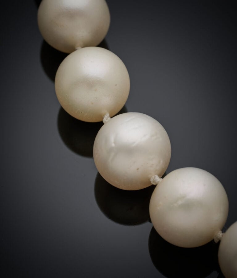 COLLIER composé d'un rang de perles de culture blanches des Mers du Sud, en chu…