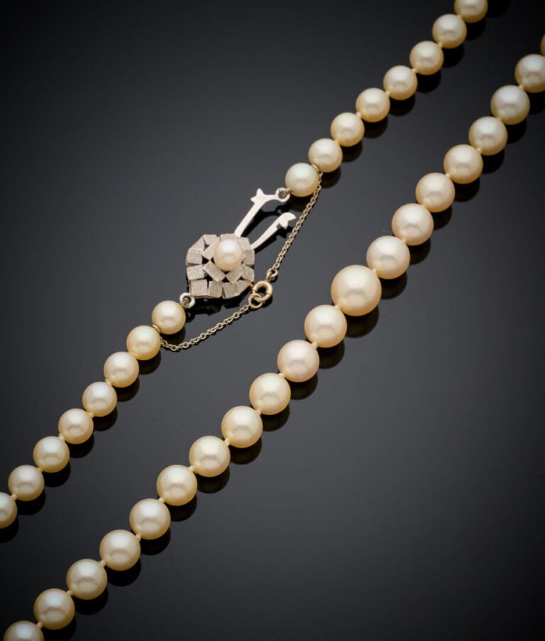 COLLIER composé d'un rang de perles de culture, en chute. Fermoir en or gris (7…