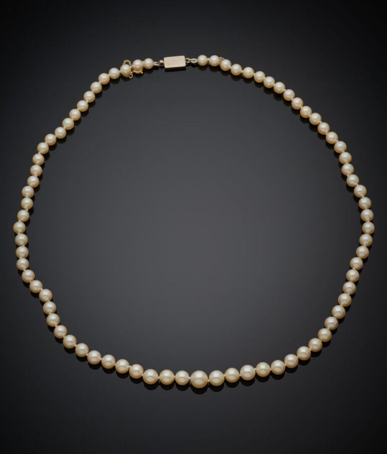 COLLIER composé d'un rang de perles de culture, en chute. Fermoir rectangulaire…