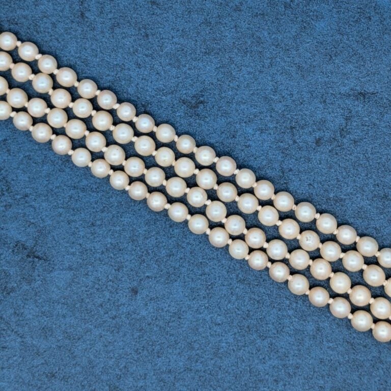 COLLIER composé de deux rangs de perles de culture de couleur crème,en chute. F…