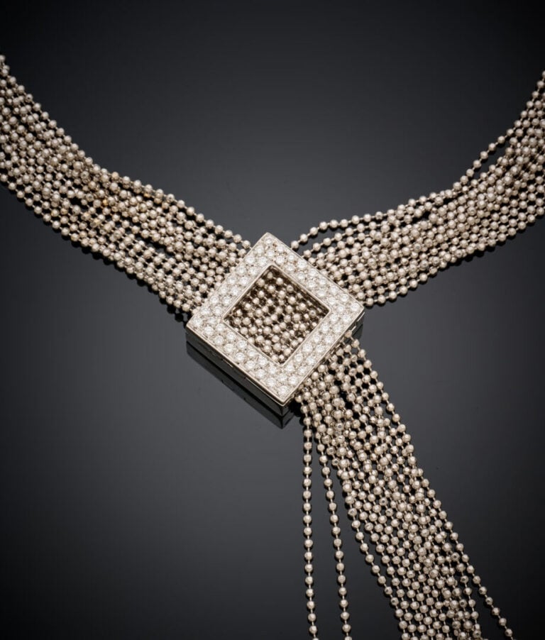 COLLIER "cravate" en or gris (750‰) composé de quatorze chaînettes composées de…