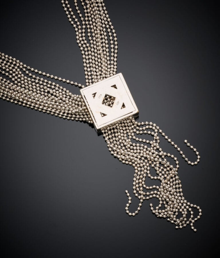 COLLIER "cravate" en or gris (750‰) composé de quatorze chaînettes composées de…