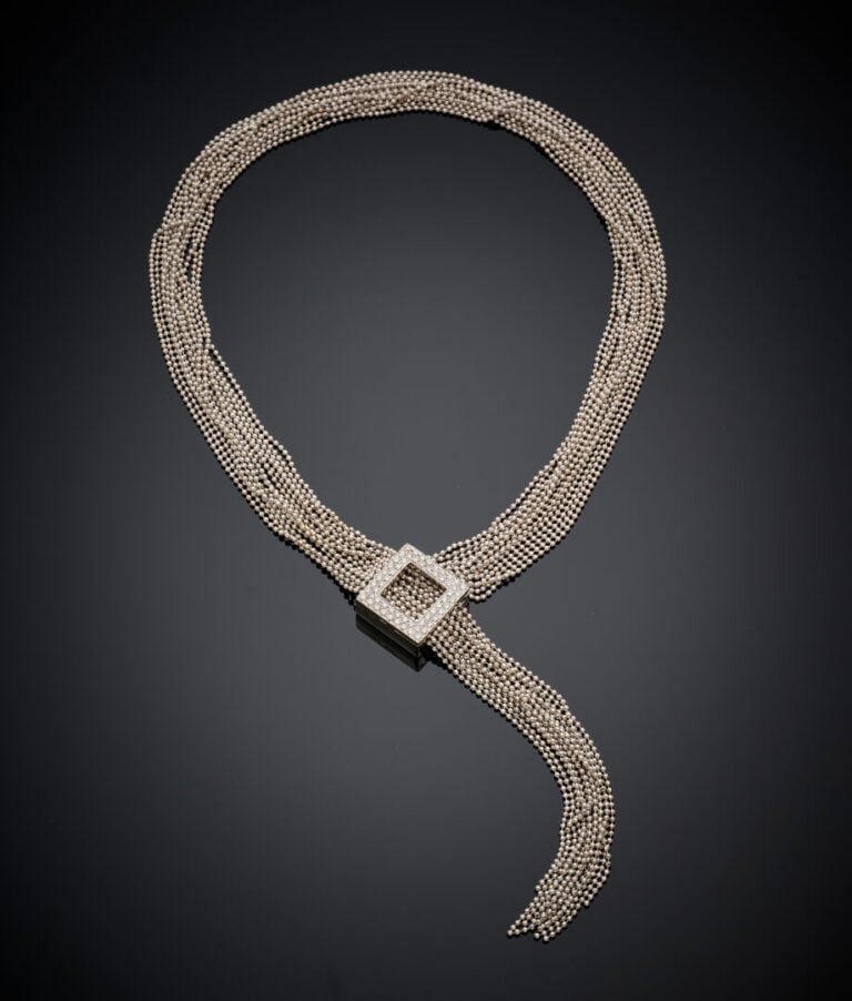 COLLIER "cravate" en or gris (750‰) composé de quatorze chaînettes composées de…
