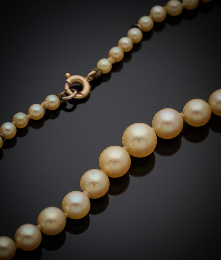 COLLIER de perles de culture de couleur crème, en chute. Fermoir en or (750‰).…