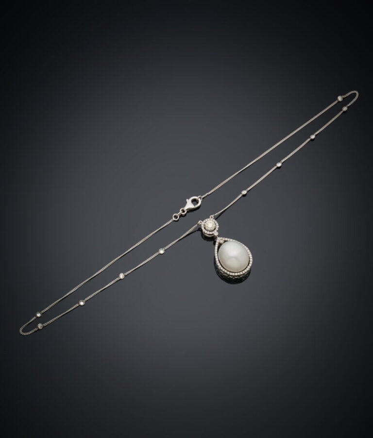COLLIER en or gris (750‰) ajouré, composé d'une chaînette ponctuée de diamants…