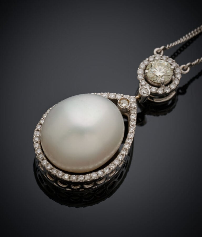 COLLIER en or gris (750‰) ajouré, composé d'une chaînette ponctuée de diamants…