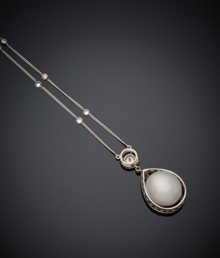 COLLIER en or gris (750‰) ajouré, composé d'une chaînette ponctuée de diamants…