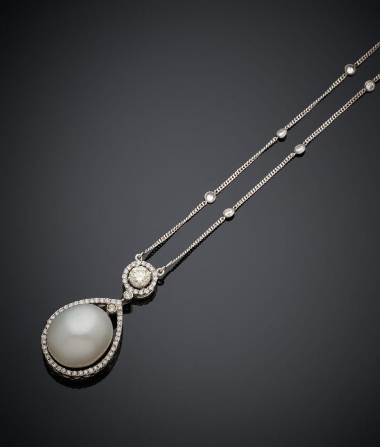 COLLIER en or gris (750‰) ajouré, composé d'une chaînette ponctuée de diamants…