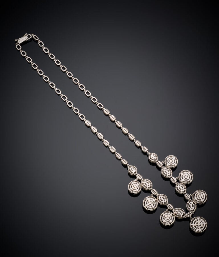 COLLIER en or gris (750‰) ajouré et articulé, serti de diamants taille brillant…