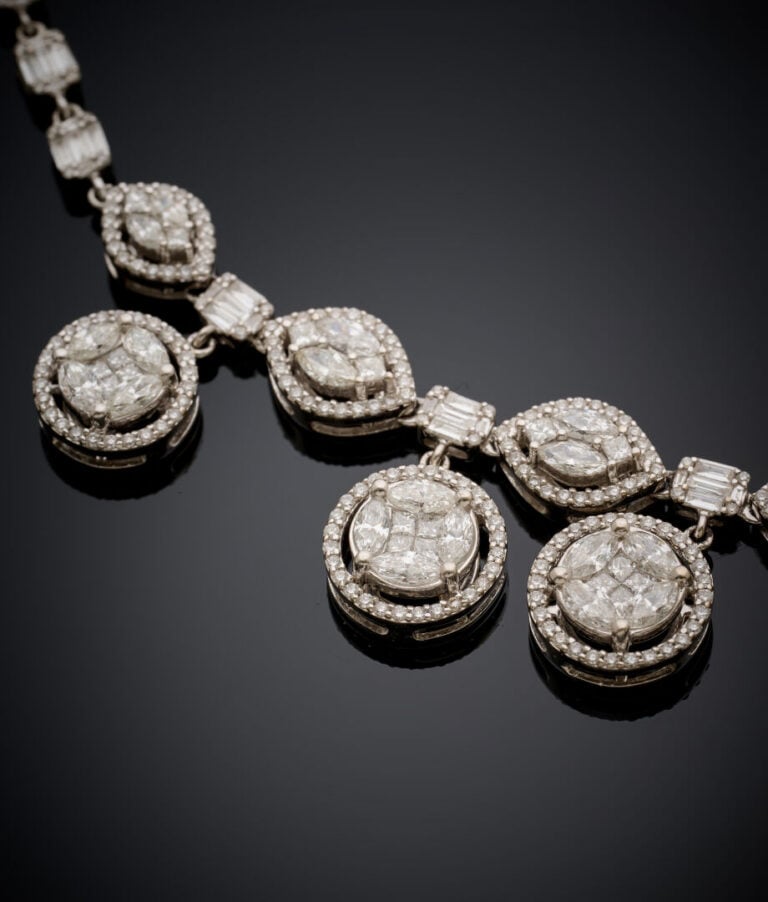 COLLIER en or gris (750‰) ajouré et articulé, serti de diamants taille brillant…
