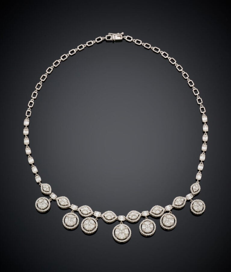 COLLIER en or gris (750‰) ajouré et articulé, serti de diamants taille brillant…