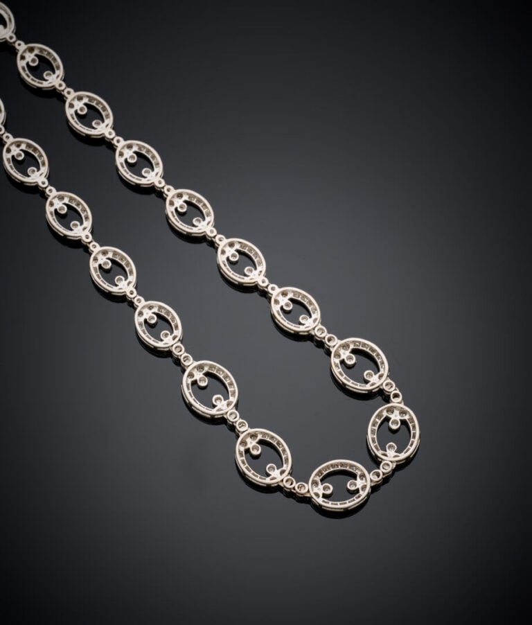 COLLIER en or gris (750‰) articulé, à maillons ovales ajourés, articulés serti…