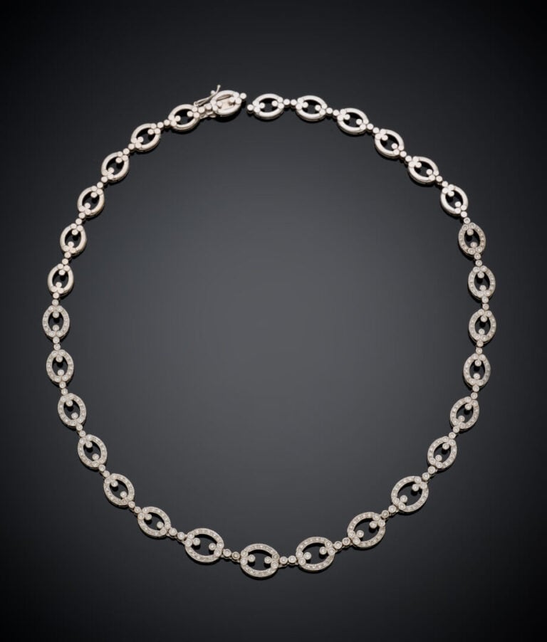 COLLIER en or gris (750‰) articulé, à maillons ovales ajourés, articulés serti…