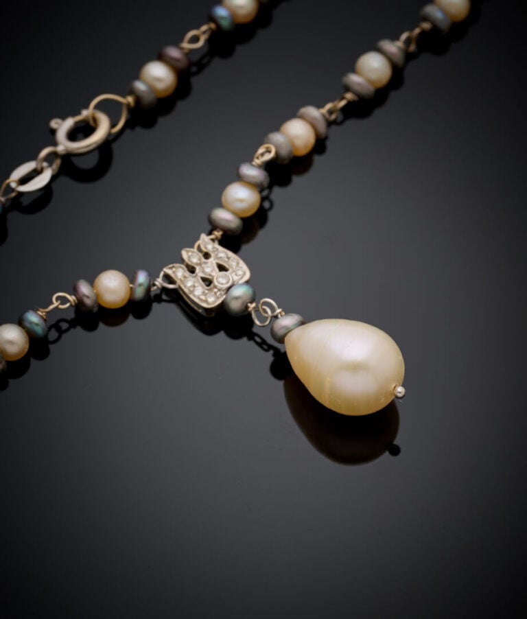 COLLIER en or gris (750‰) orné de perles de culture d'eau douce, blanches et gr…