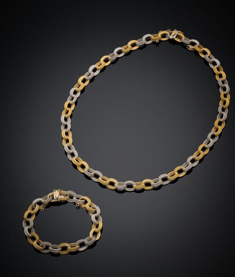 COLLIER et BRACELET en or jaune et or gris (750‰) ajouré et ciselé, à larges ma…