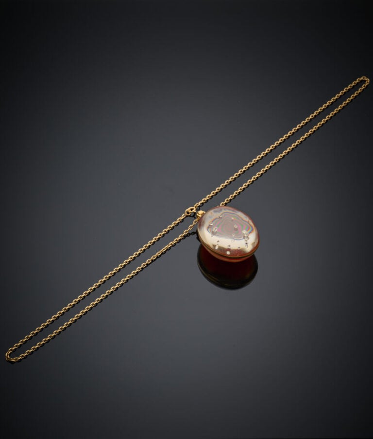 COLLIER et sa chaîne en or jaune (750‰) retenant un important PENDENTIF "boule"…