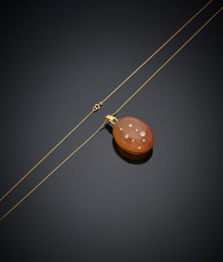 COLLIER et sa chaîne en or jaune (750‰) retenant un important PENDENTIF "boule"…