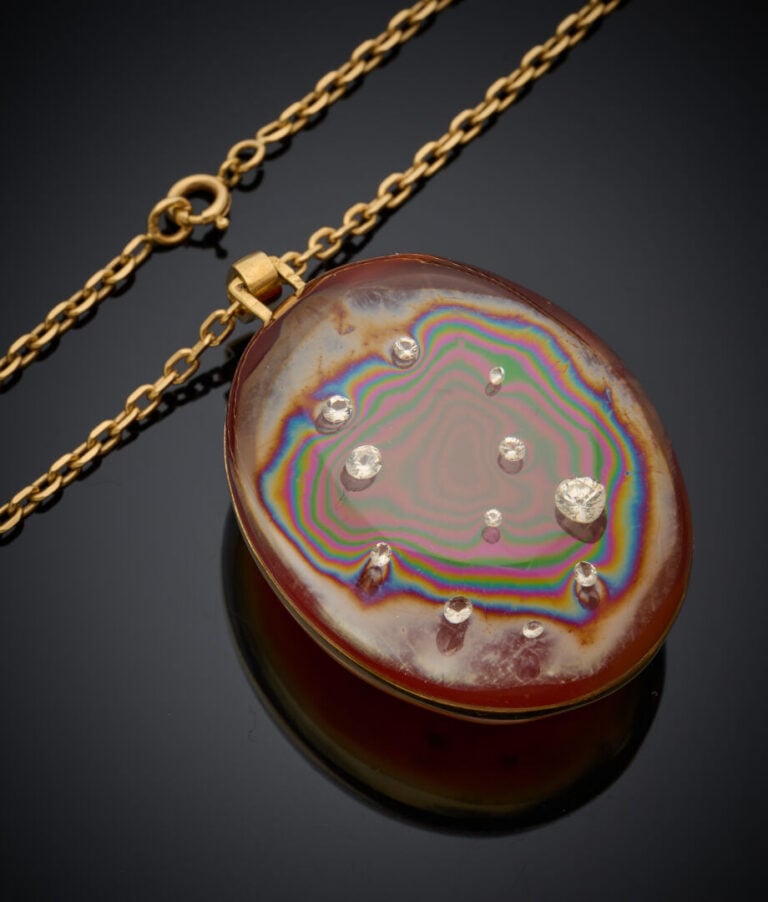 COLLIER et sa chaîne en or jaune (750‰) retenant un important PENDENTIF "boule"…