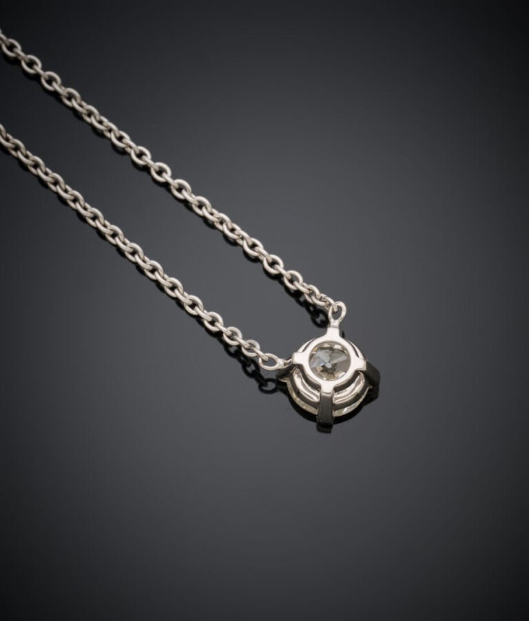 COLLIER et sa chaînette en or gris (750‰) retenant un pendentif serti d'un diam…