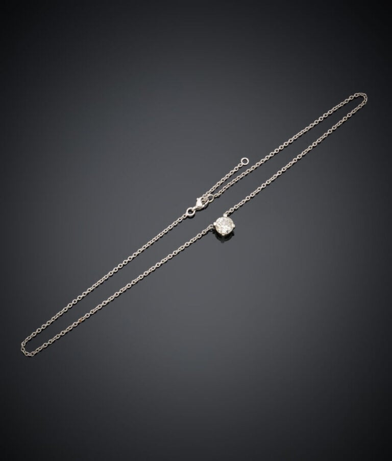 COLLIER et sa chaînette en or gris (750‰) retenant un pendentif serti d'un diam…