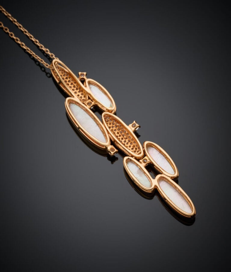 COLLIER et sa chaînette en or rose (750‰) retenant un pendentif orné de nacre b…