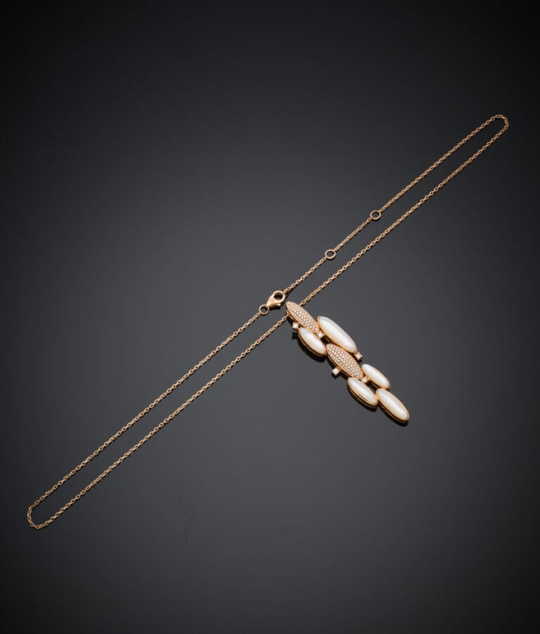 COLLIER et sa chaînette en or rose (750‰) retenant un pendentif orné de nacre b…