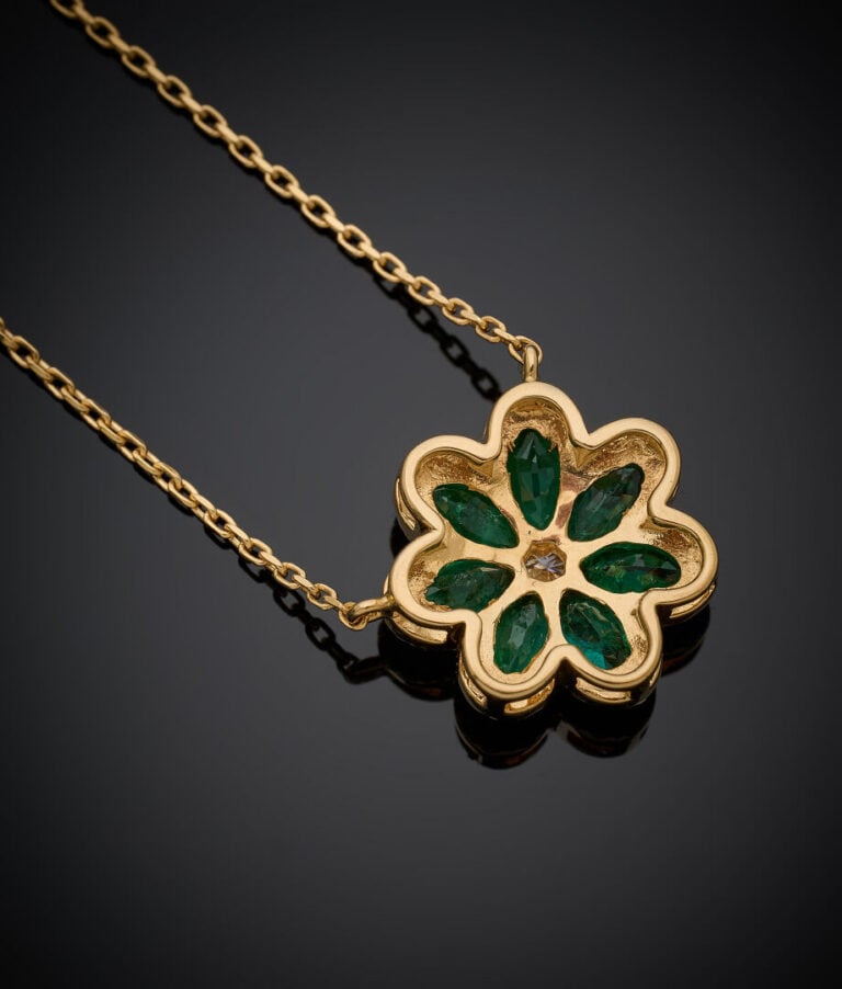 COLLIER "fleur" en or jaune (750‰) composé d'une chaînette retenant un motif ce…