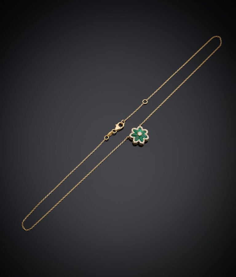 COLLIER "fleur" en or jaune (750‰) composé d'une chaînette retenant un motif ce…