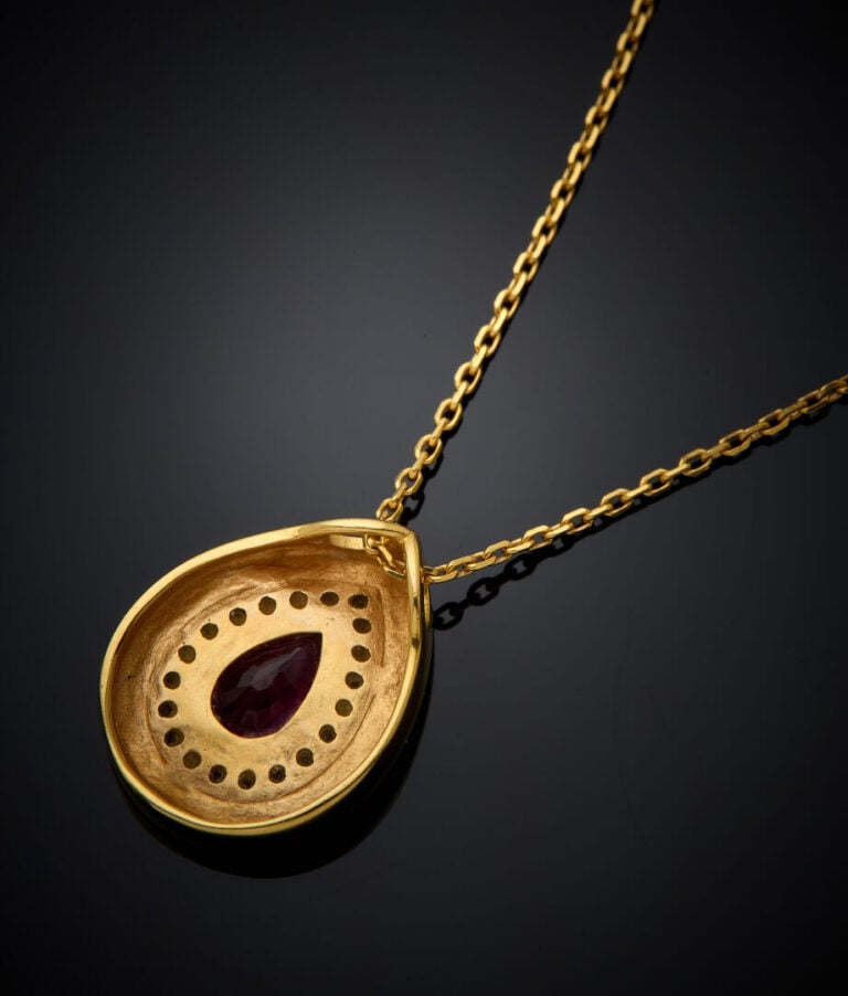 COLLIER "goutte" et sa chaînette en or jaune (750‰) retenant un pendentif serti…