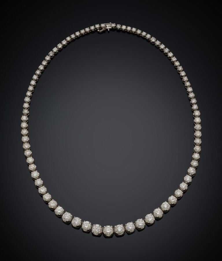COLLIER "rivière" en or gris (750‰) articulé serti de 84 diamants taille brilla…