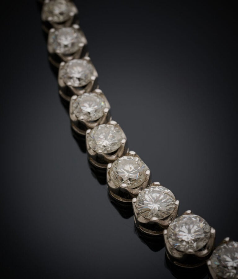 COLLIER "rivière" en or gris (750‰) articulé serti de 84 diamants taille brilla…