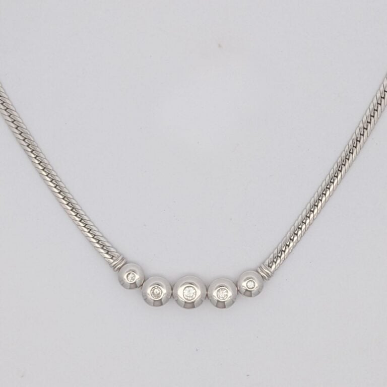 COLLIER souple en or gris (750‰) serti de cinq diamants taille brillant en sert…