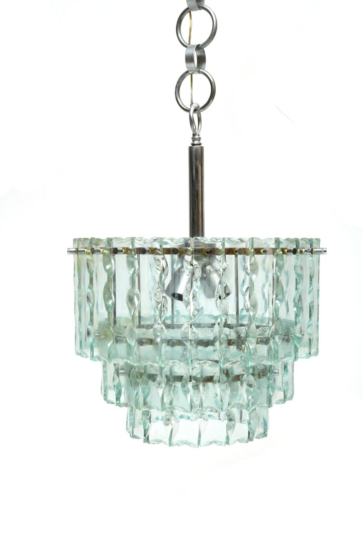 CRISTAL ART - TRAVAIL ITALIEN XXÈME - Lustre à structure en métal chromé enserr…
