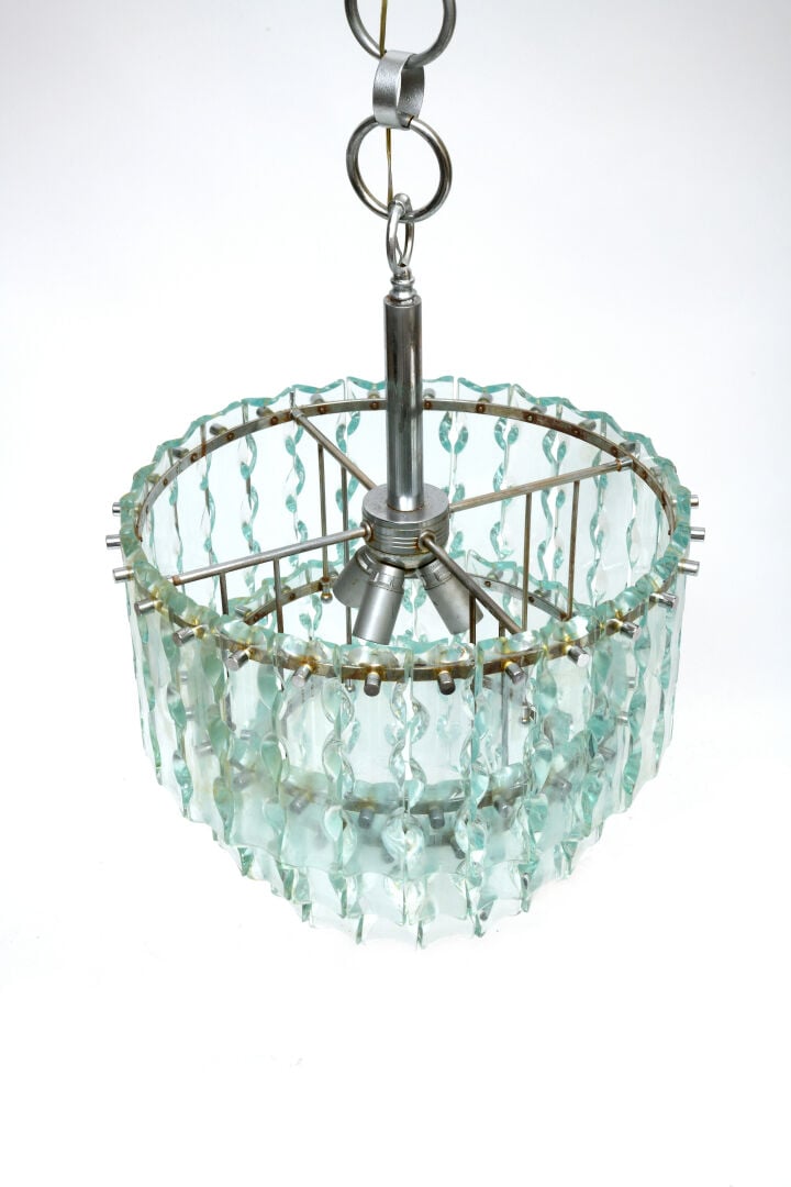 CRISTAL ART - TRAVAIL ITALIEN XXÈME - Lustre à structure en métal chromé enserr…