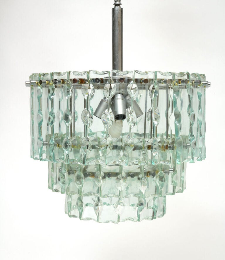 CRISTAL ART - TRAVAIL ITALIEN XXÈME - Lustre à structure en métal chromé enserr…