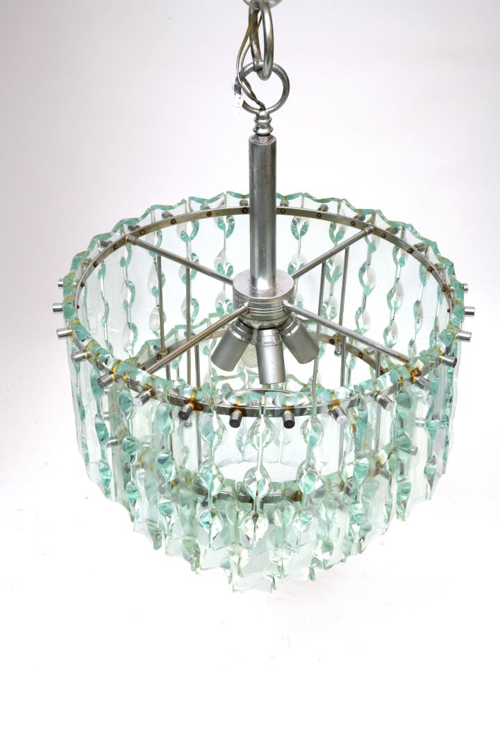 CRISTAL ART - TRAVAIL ITALIEN XXÈME - Lustre à structure en métal chromé enserr…