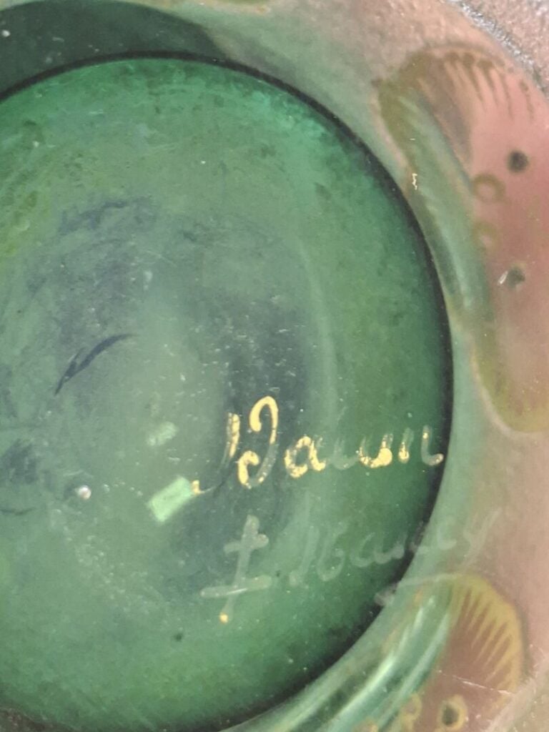DAUM - Gobelet en verre doublé à décor en creux dégagé à l'acide et rehaussé de…