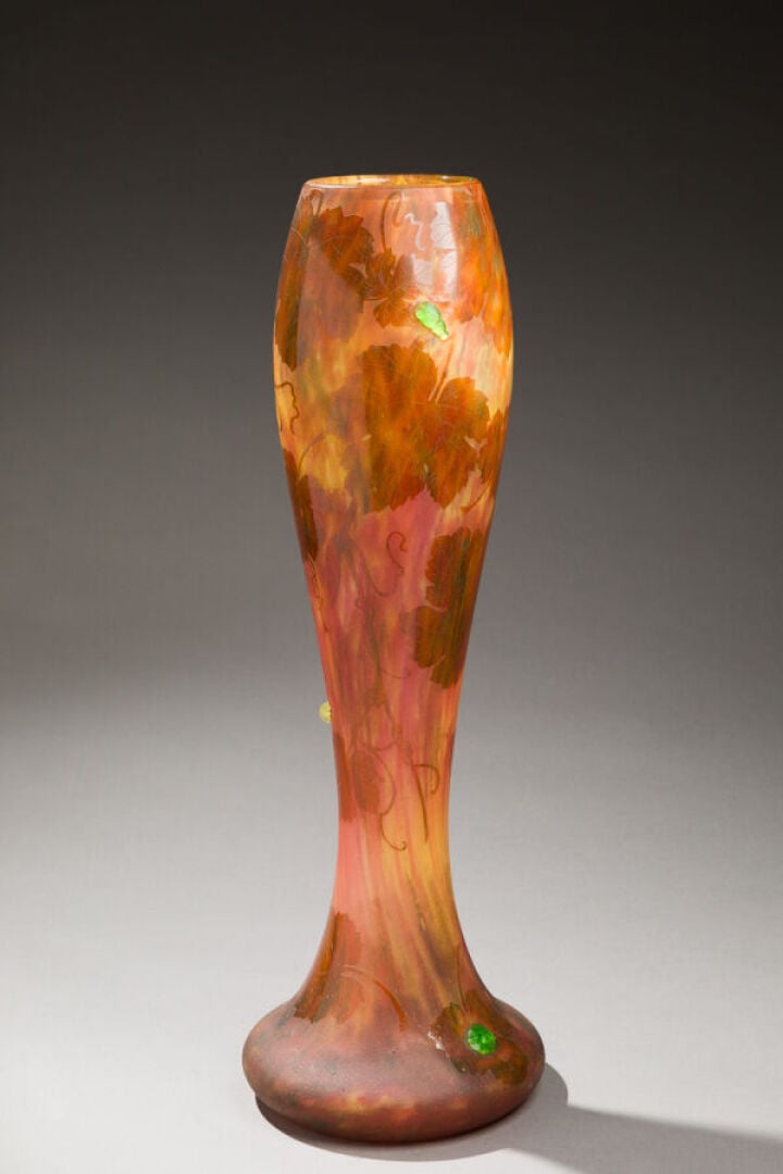 DAUM - Important vase à corps fuselé et base renflée en verre doublé à décor dé…