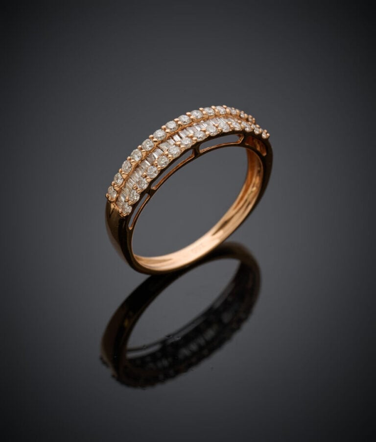 DEMI-ALLIANCE en or rose (750‰) serti de diamants taille brillant et baguette.…