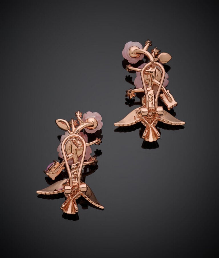 DEMI-PARURE "fleurs et oiseau" comprenant une paire de BOUCLES d'OREILLES et un…