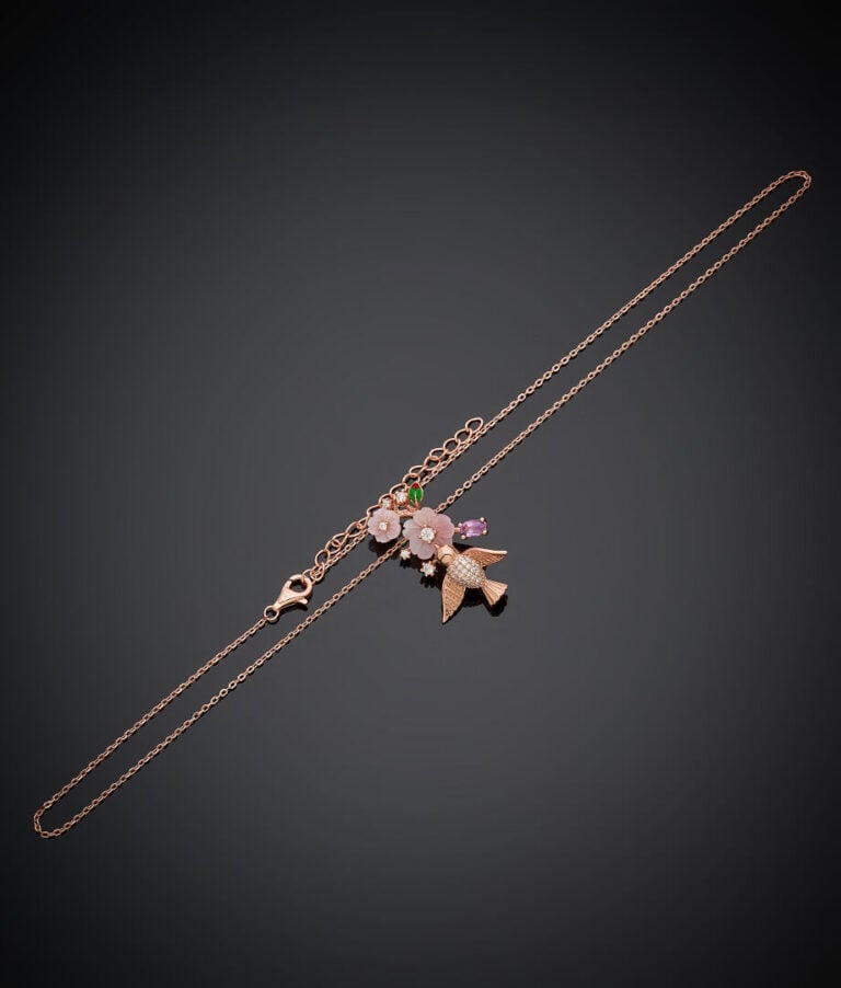DEMI-PARURE "fleurs et oiseau" comprenant une paire de BOUCLES d'OREILLES et un…