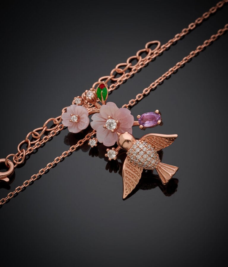 DEMI-PARURE "fleurs et oiseau" comprenant une paire de BOUCLES d'OREILLES et un…