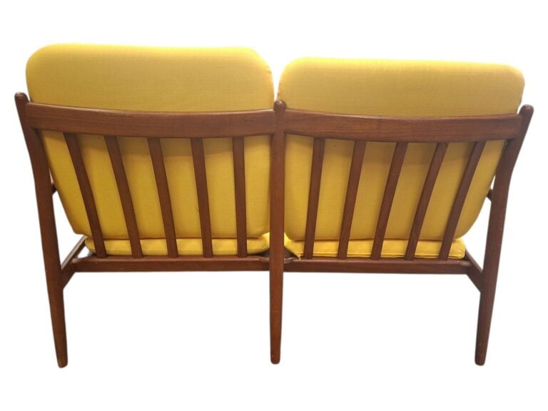 DESIGN DANOIS, VERS 1960-1970 - Fauteuil en teck, coussins jaunes - 129 x 82 x…