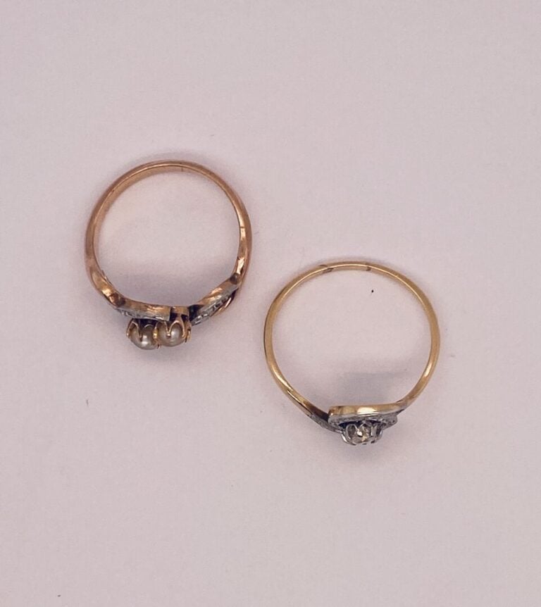 Deux BAGUES "tourbillon et sinueuse" en or jaune et rose (750‰) serti de diaman…